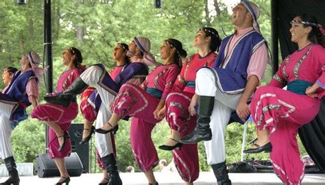 mujeres libanesas rasgos|Tradiciones y Cultura Libanesa: Religión, Fiestas,。